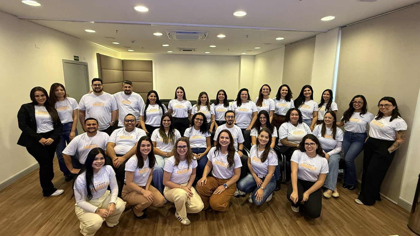 Equipe da Alare reunida, todos com a camiseta branca do Setembro Amarelo